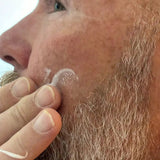 Man brengt GentleBalm™ 50ML aan op de huid, onderdeel van huidverzorging heren en alle huidtypen collectie.