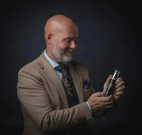 Man in net pak toont GentleBalm™ 50ML uit collectie HUIDVERZORGING HEREN voor alle huidtypen mannenhuid.