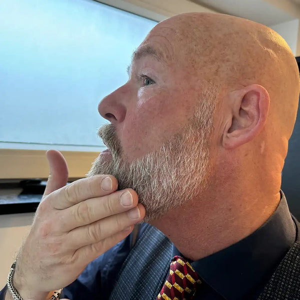 Man verzorgt zijn baard met GentleHair Pomade™ 60ML uit de huidverzorging mannen collectie ALLE PRODUKTEN.