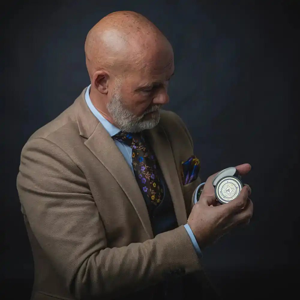 Man in net pak bekijkt zorgvuldig GentleHair Pomade™ 60ML, onderdeel van huidverzorging mannen collectie ALLE PRODUKTEN.