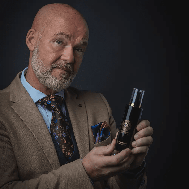 Elegante man presenteert GentleHair Pomade™ 60ML, ideaal voor huidverzorging mannen en alle huidtypen, ALLE PRODUKTEN collectie.