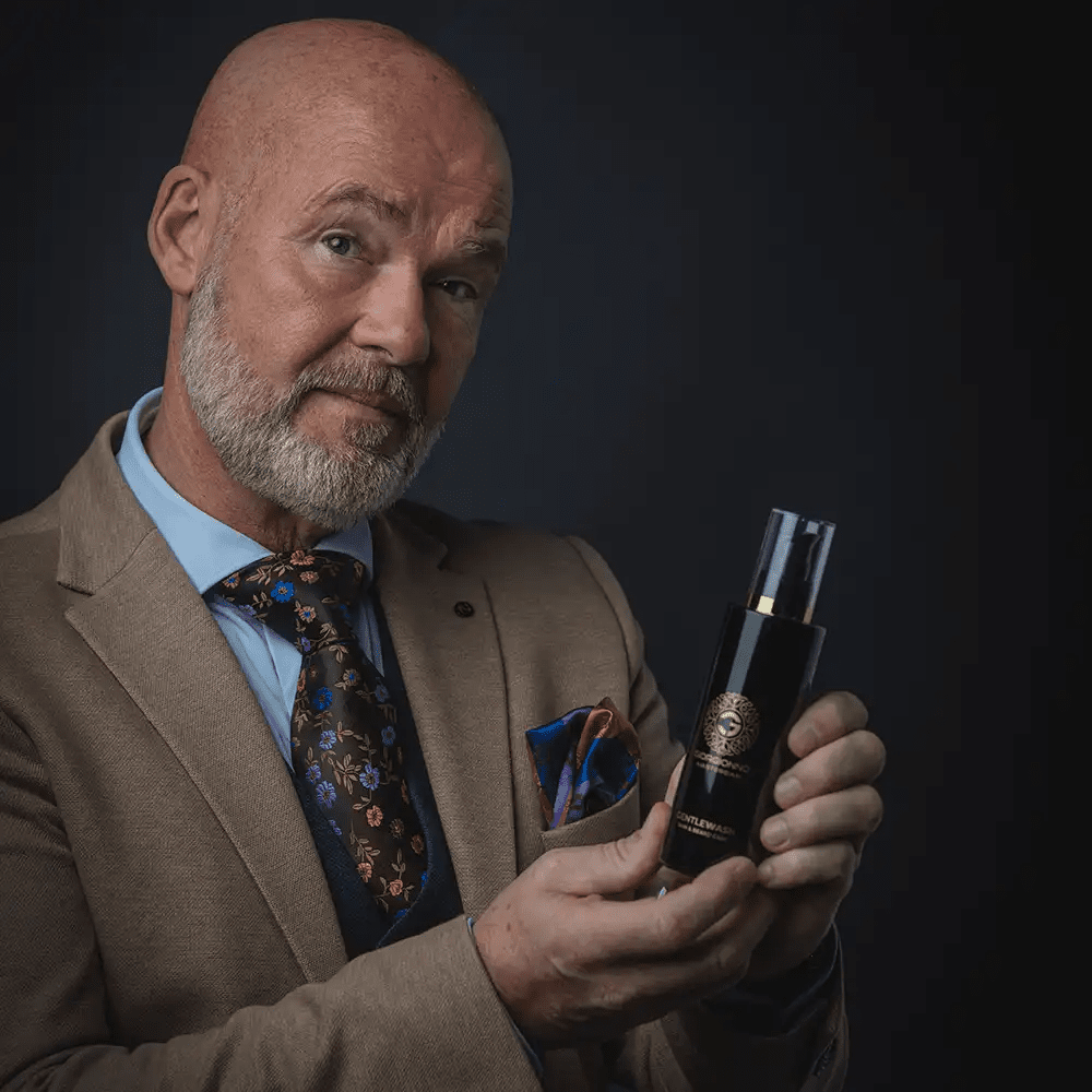 Zakelijke man toont GentleWash™ 200ML antimicrobiële reinigingsgel, geschikt voor huidverzorging heren en alle huidtypen.