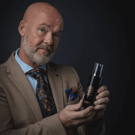 Zakelijke man toont GentleWash™ 200ML antimicrobiële reinigingsgel, geschikt voor huidverzorging heren en alle huidtypen.