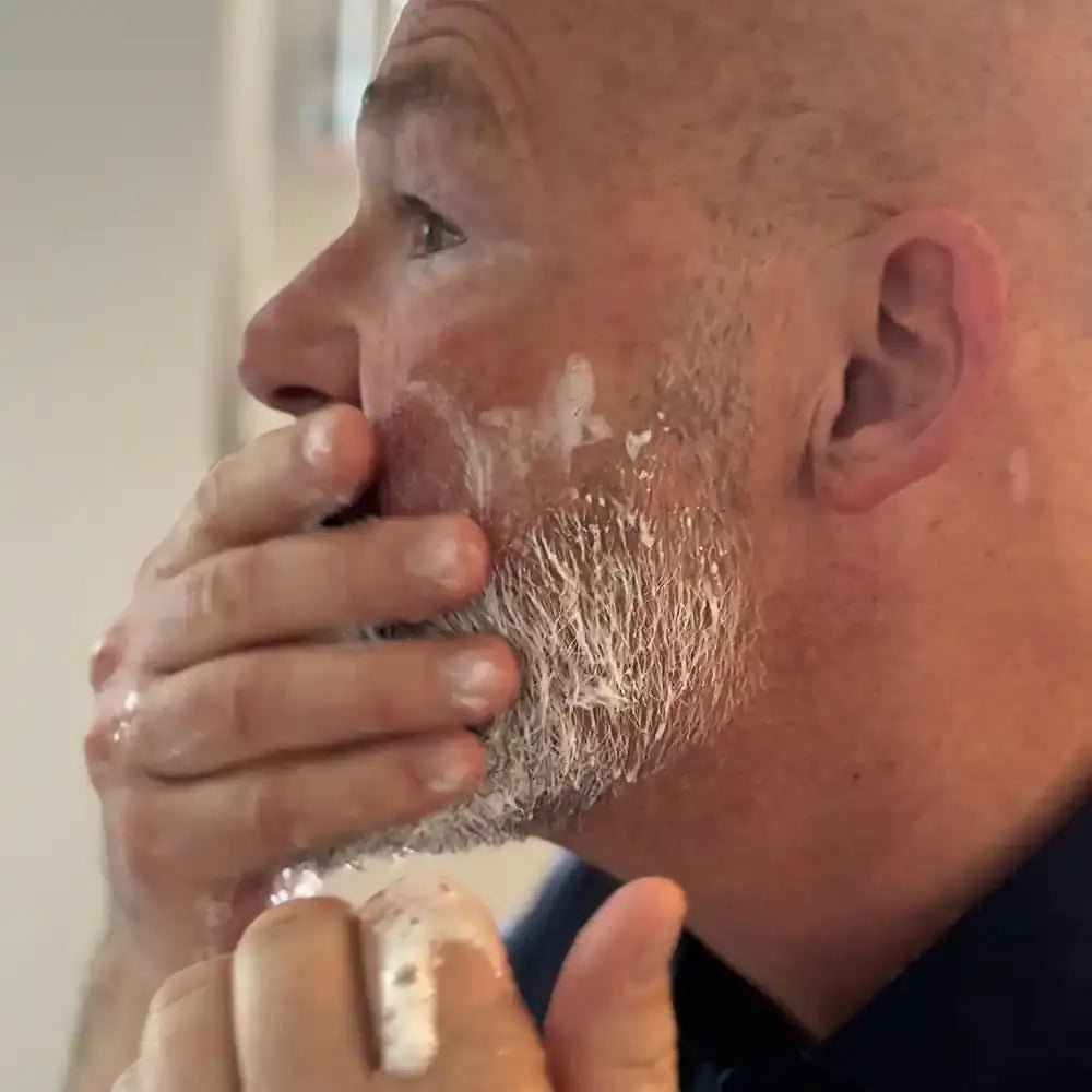 Man brengt GentleWash™ 200ML aan op huid voor reine, anti-acne huidverzorging, geschikt voor mannen en alle huidtypen.