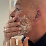 Man brengt GentleWash™ 200ML aan op huid voor reine, anti-acne huidverzorging, geschikt voor mannen en alle huidtypen.