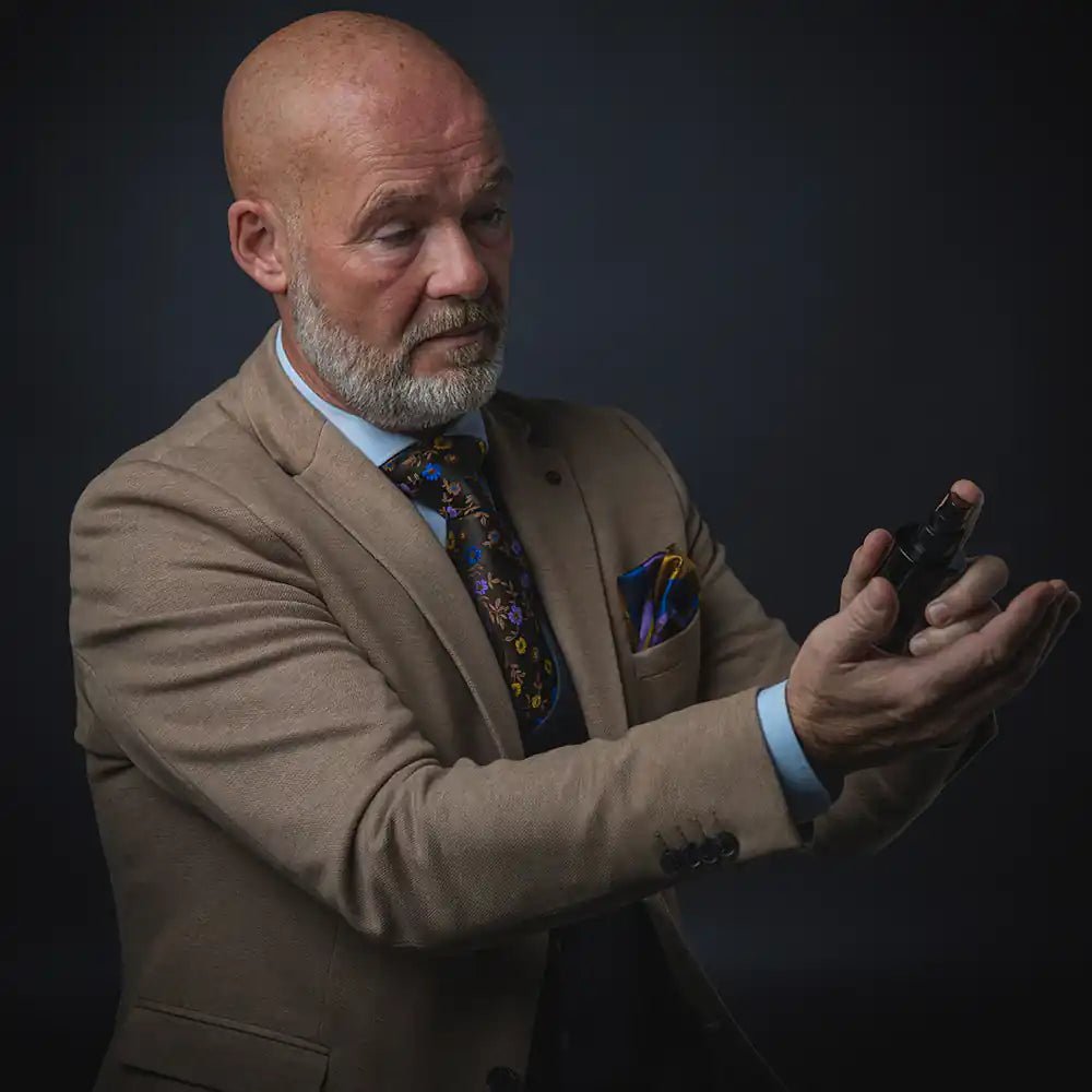 Man kijkt aandachtig naar GentleWash™ 200ML reinigingsgel, onderdeel van huidverzorging heren en alle huidtypen collectie.